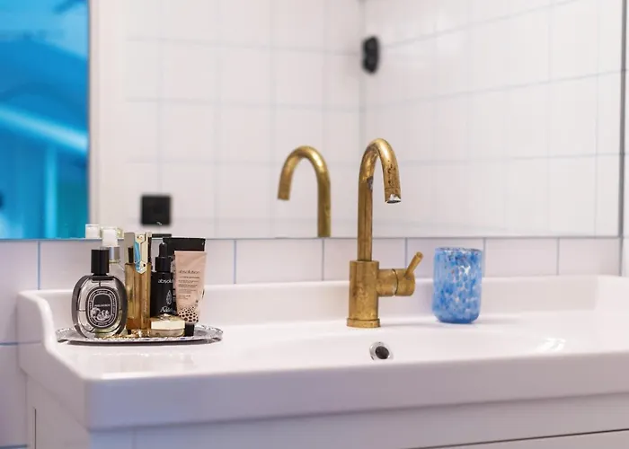 Hhh Unique Experience, Right In Center *