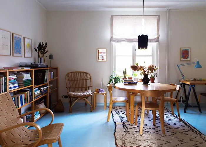 Hhh Unique Experience, Right In Center *