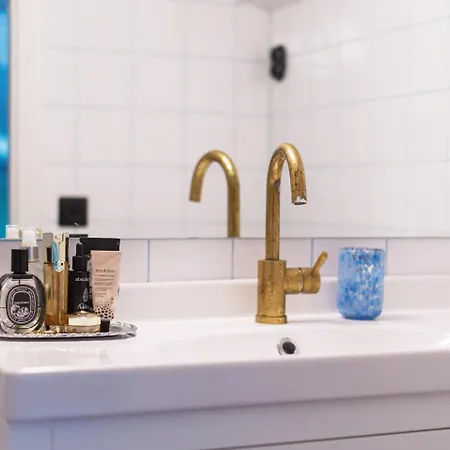 Hhh Unique Experience, Right In Center *